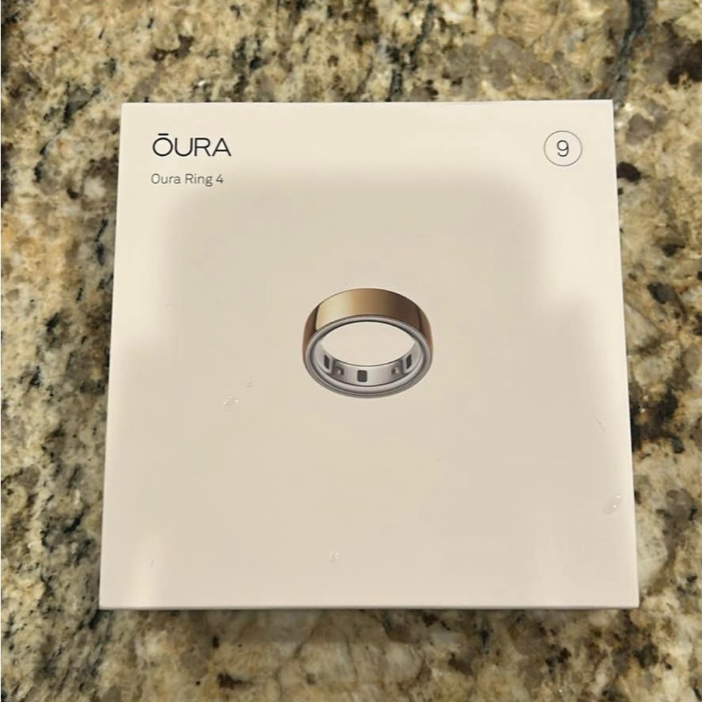 Oura Ring 4 in Gold and Silver